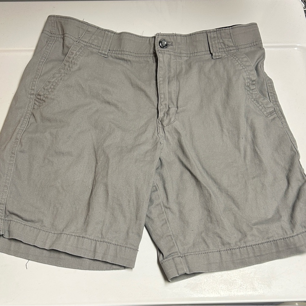 Chaps Men's Flat Front Shorts in Light Gray